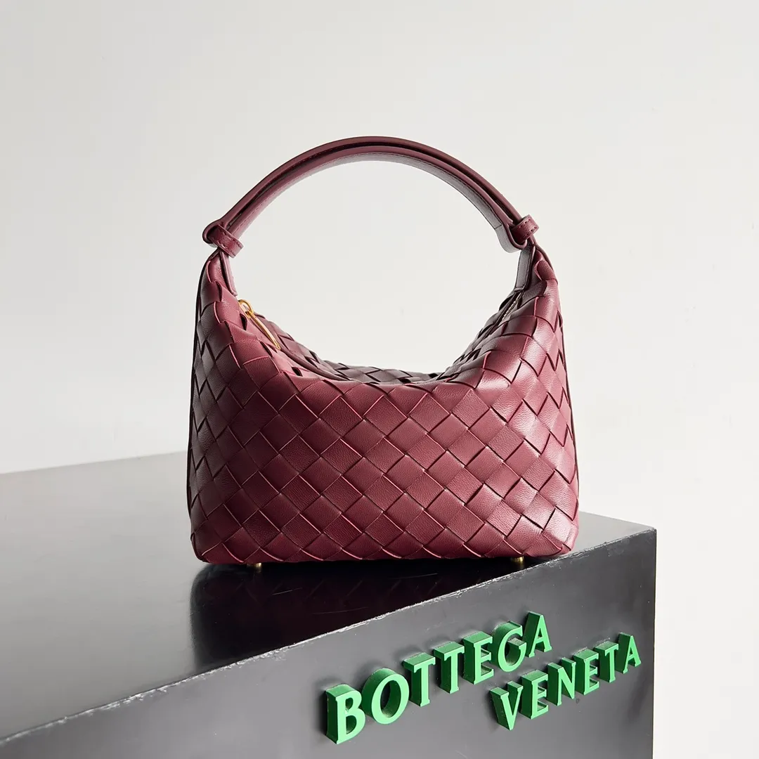 Batch 1360 It is predicted that BV Bottega’s lunch bag will be popular again this year. The entire bag is made of top nappa lambskin, which is very soft and lightweight. It also uses the intrecciato weaving process that the two founders spent several months developing from the beginning of the brand. It is completely hand-woven by Italian craftsmen. It perfectly reflects the craftsmanship of Bottega. The entire bag shape is also a very practical and popular lunch box bag type. The slightly curved arc of the bag mouth can also better fit our wrists. Style number: 754443 Size: 22*13*9